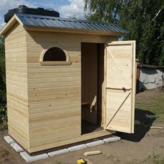 Деревянная душевая кабина для дачи